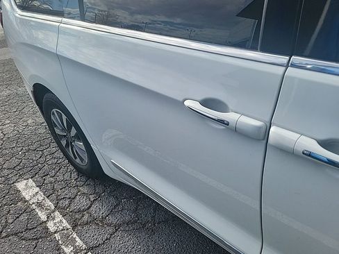 Used 2023 Chrysler Pacifica Limited image 10