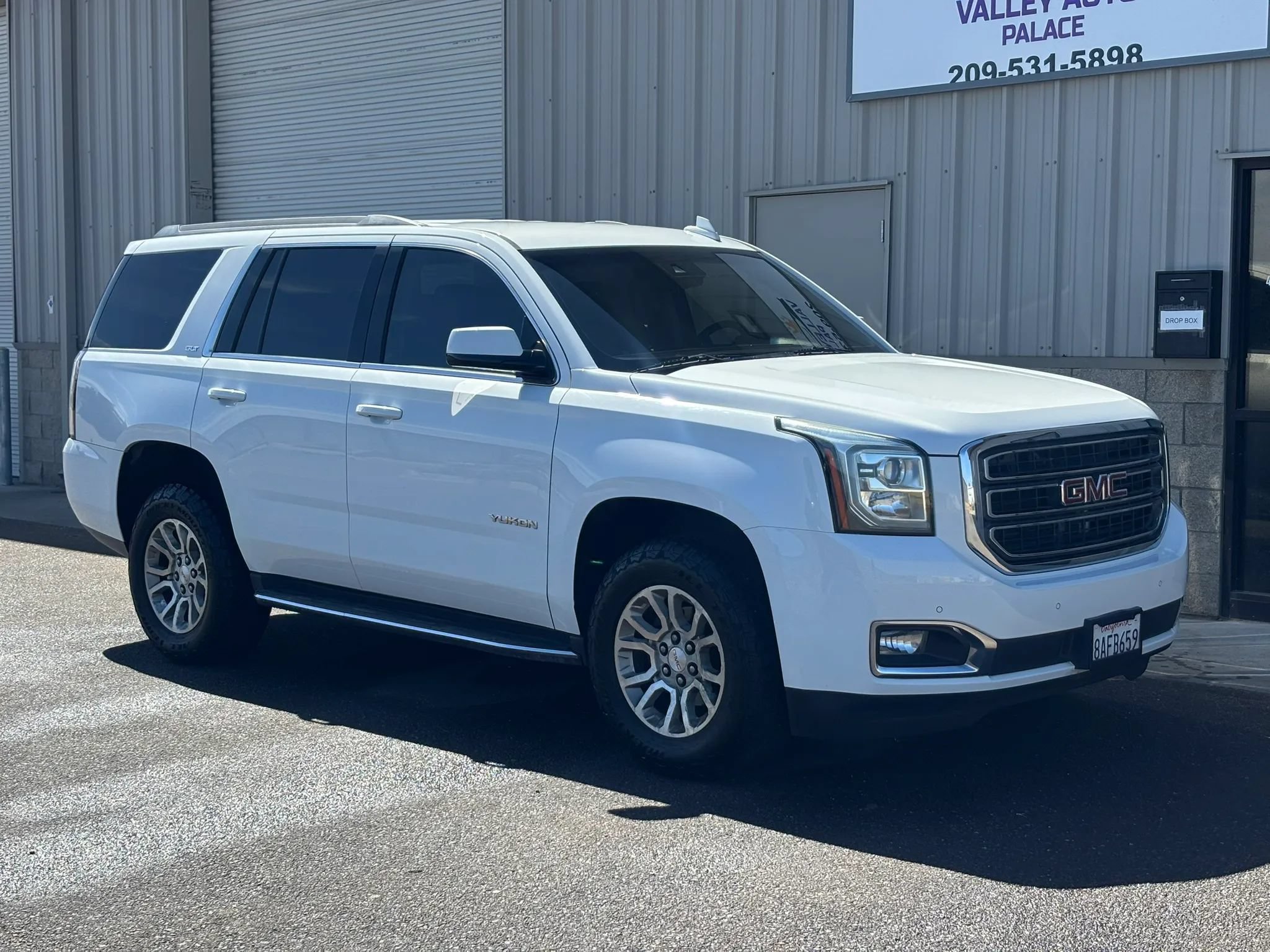 Used 2017 GMC Yukon SLT AWD/4WD image 1