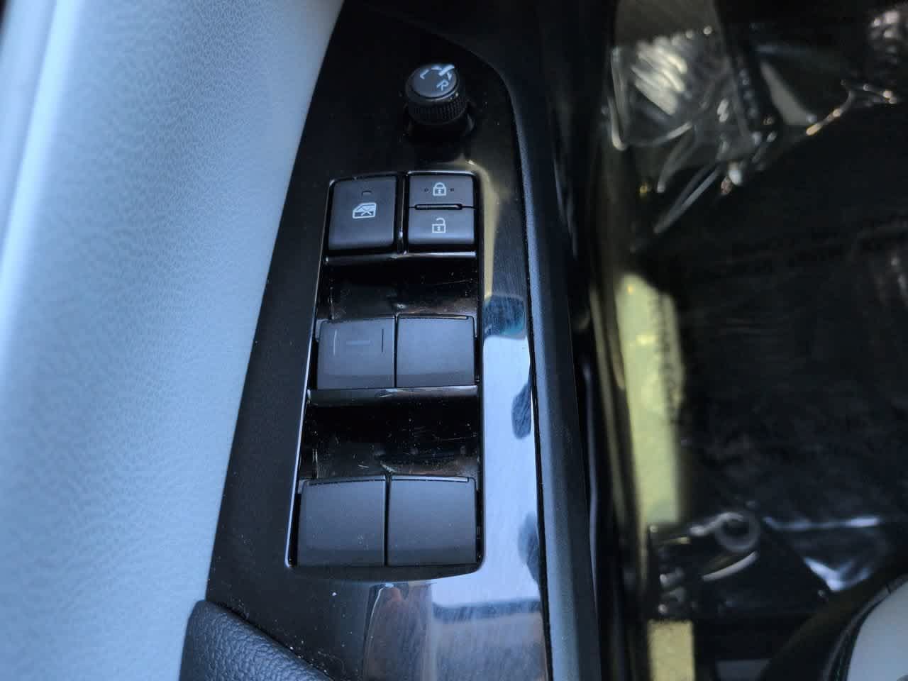 Certified 2021 Toyota Prius XLE FWD image 22