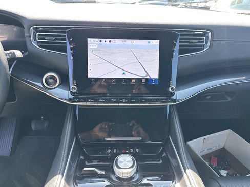 Used 2024 Jeep Wagoneer 4x4 image 32