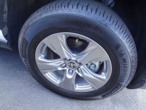 Used 2025 Toyota RAV4 XLE image 16