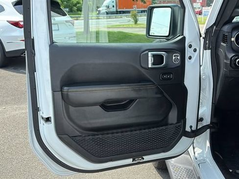 Used 2024 Jeep Wrangler Unlimited Sahara w/ Technology Group AWD/4WD image 8