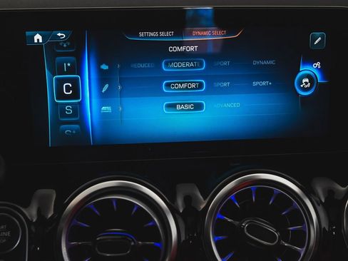 Used 2024 Mercedes-Benz GLA 35 AMG 4MATIC image 21