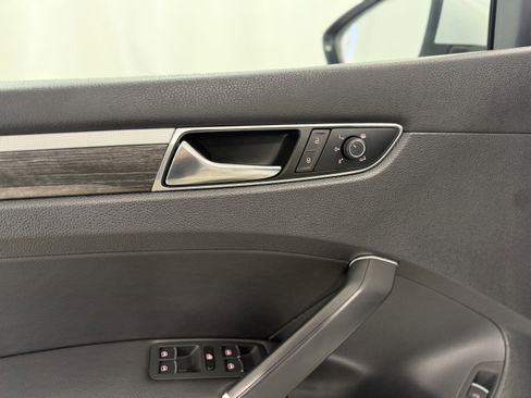 Used 2017 Volkswagen Passat 3.6 SEL Premium image 13