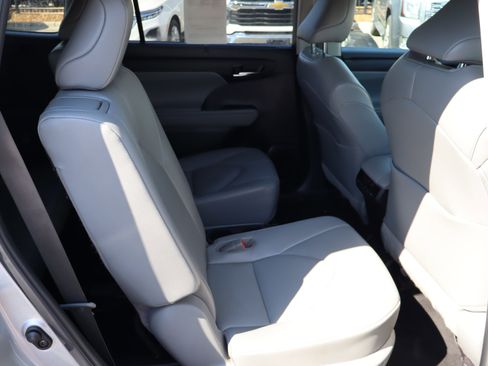Used 2022 Toyota Highlander XLE AWD/4WD image 39