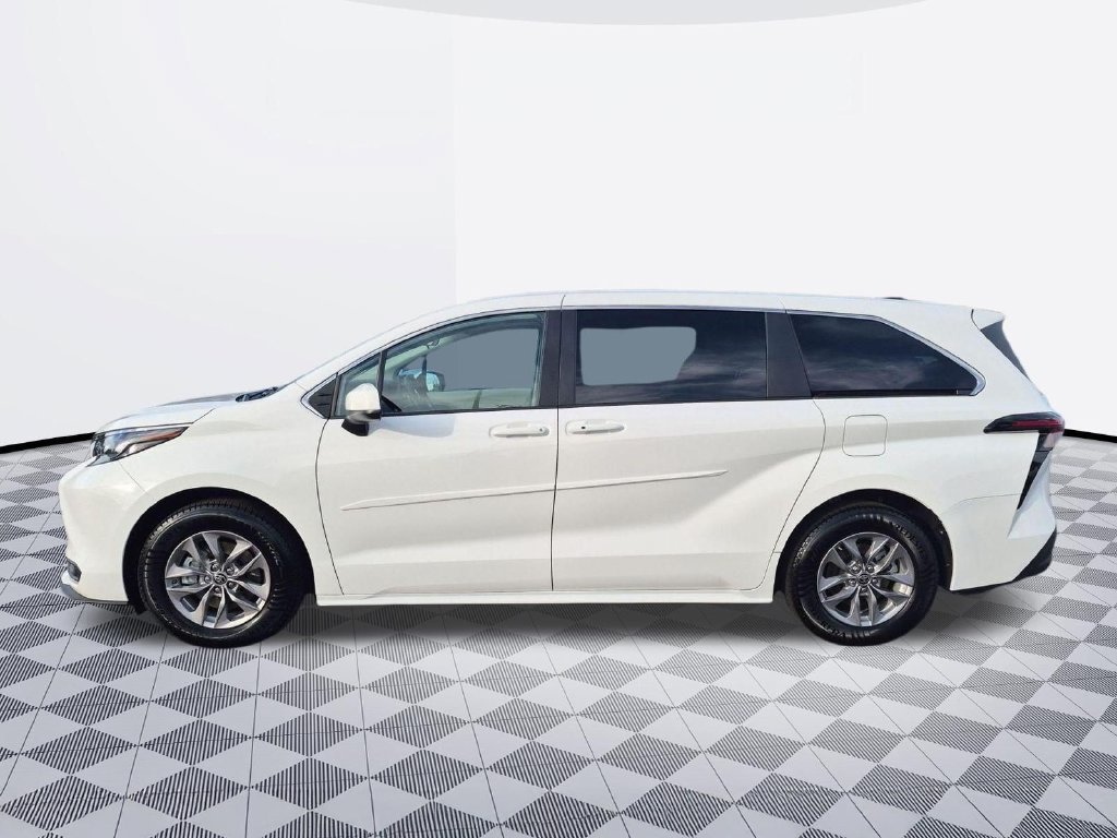 Used 2024 Toyota Sienna LE AWD/4WD image 3