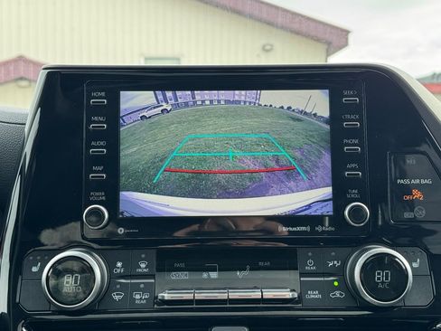 Used 2021 Toyota Highlander XLE AWD/4WD image 22