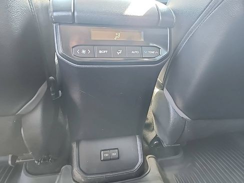 Used 2022 Toyota Highlander XLE AWD/4WD image 38