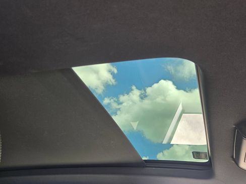 Used 2021 Volkswagen Atlas Cross Sport SE w/ Panoramic Sunroof Package FWD image 18