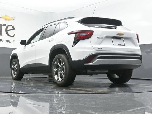 Used 2025 Chevrolet Trax LT w/ LT Convenience Package FWD image 5