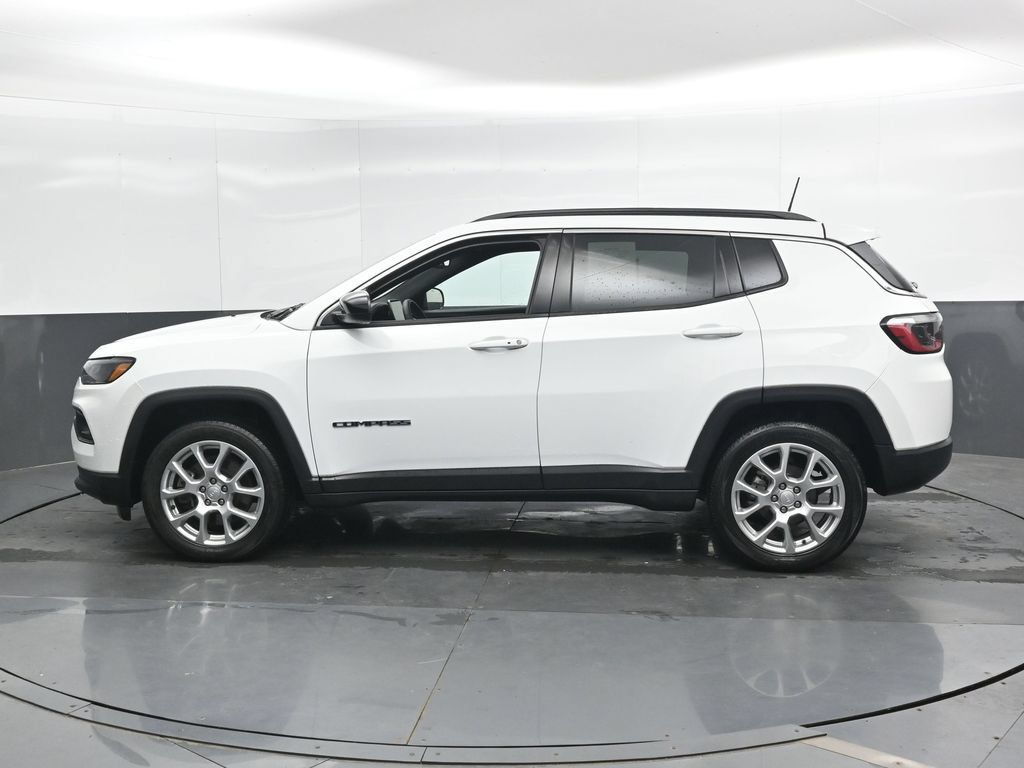 Used 2023 Jeep Compass Latitude w/ Sun and Sound Group AWD/4WD image 8