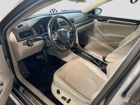 Used 2018 Volkswagen Passat 2.0T R-Line FWD image 10