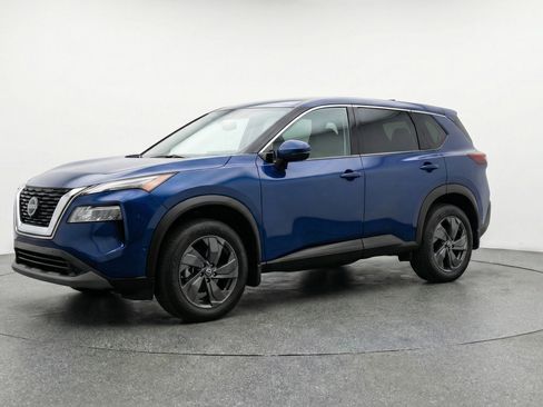 Used 2025 Nissan Rogue SV image 3