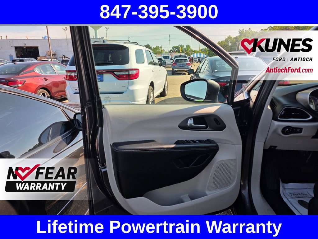 Used 2023 Chrysler Pacifica Touring-L FWD image 14