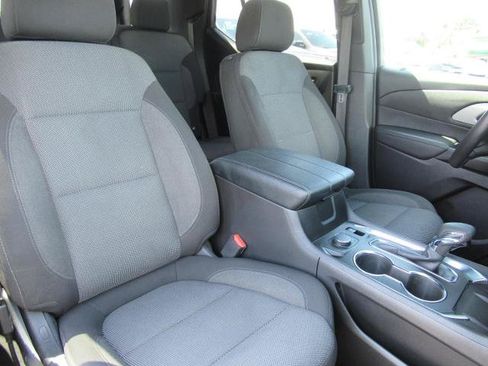 Used 2022 Chevrolet Traverse LT FWD image 9