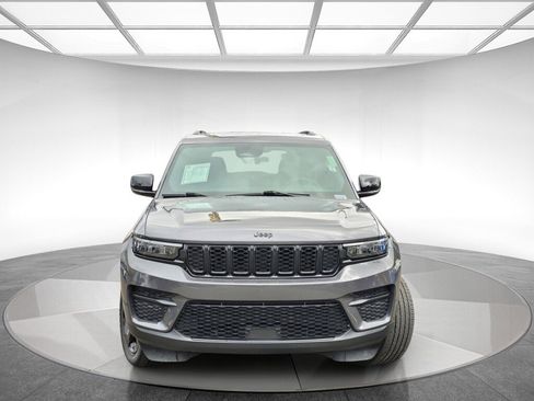 Used 2023 Jeep Grand Cherokee Altitude image 2