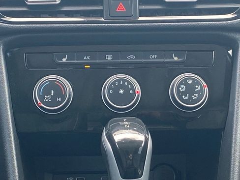 Certified 2023 Volkswagen Taos SE w/ Panoramic Sunroof Package FWD image 9