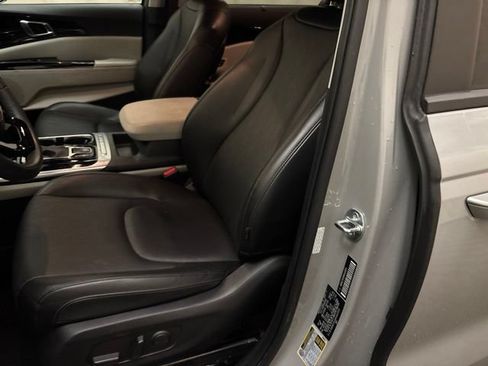 Used 2024 Kia Carnival EX FWD image 10