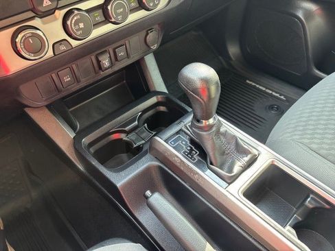 Used 2020 Toyota Tacoma SR5 AWD/4WD image 24