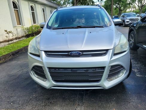 Used 2016 Ford Escape SE w/ Equipment Group 201A FWD image 2