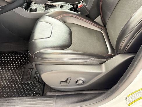 Used 2022 Jeep Cherokee Trailhawk image 14