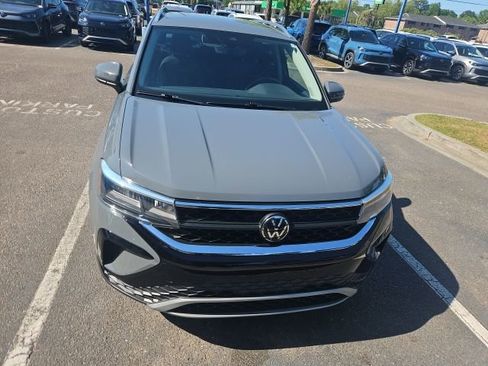 Certified 2023 Volkswagen Taos SE w/ Black Wheel Package image 2