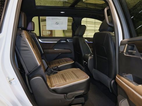 New 2026 GMC Acadia Denali Ultimate w/ LPO, Floor Liner Package image 33