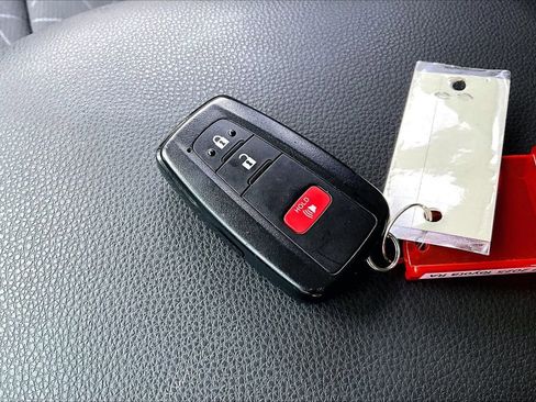 Used 2025 Toyota RAV4 XLE AWD/4WD image 36