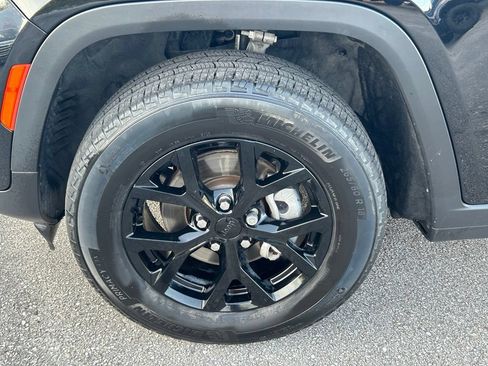 Used 2024 Jeep Grand Cherokee Altitude AWD/4WD image 18
