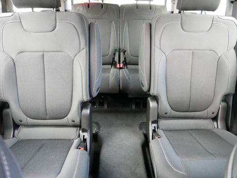 Used 2023 Jeep Grand Cherokee L Laredo image 13