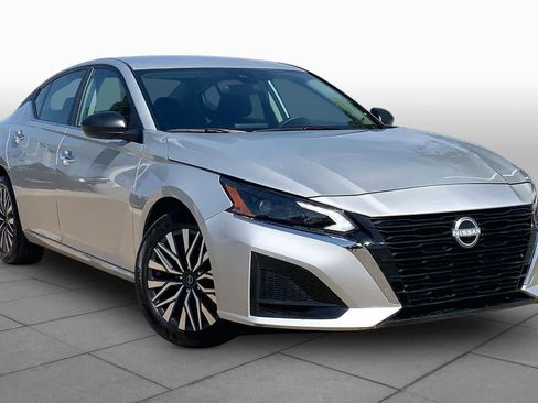 Used 2025 Nissan Altima 2.5 SV FWD image 3
