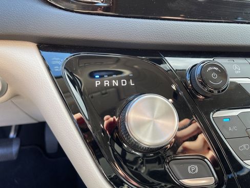 Used 2023 Chrysler Voyager LX image 12