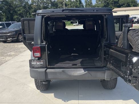 Used 2015 Jeep Wrangler Unlimited Rubicon w/ Connectivity Group AWD/4WD image 14