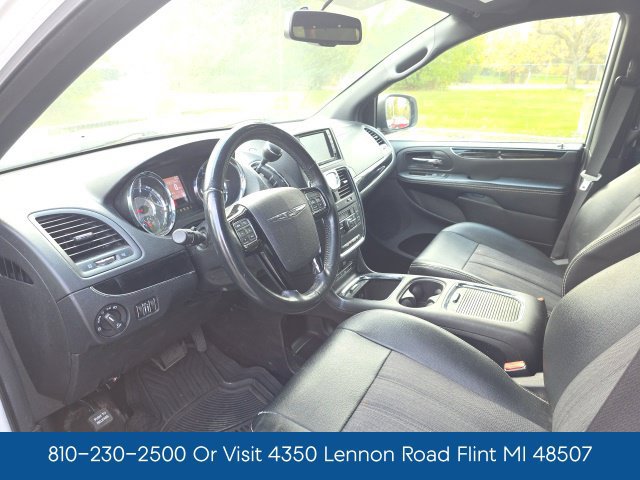 Used 2016 Chrysler Town & Country S w/ Driver Convenience Group FWD image 12