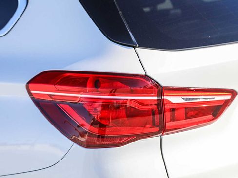 Used 2018 BMW X1 sDrive28i image 9