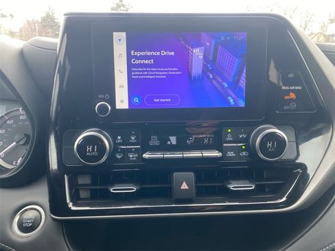 Used 2024 Toyota Highlander LE image 24