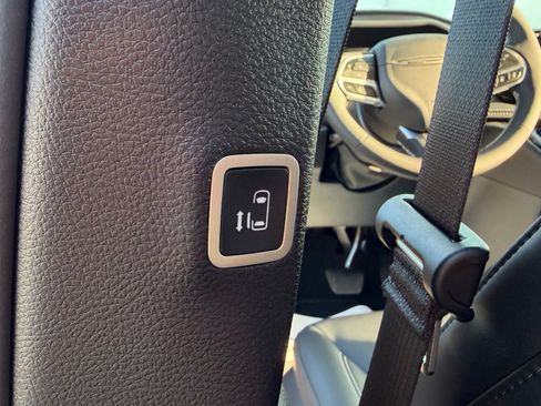 New 2027 Chrysler Pacifica Select AWD/4WD image 33