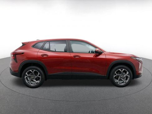 Used 2025 Chevrolet Trax LT w/ LT Convenience Package FWD image 9