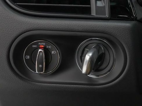 Used 2025 Porsche Macan image 25