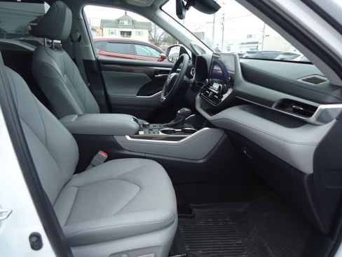 Used 2024 Toyota Highlander Limited image 28