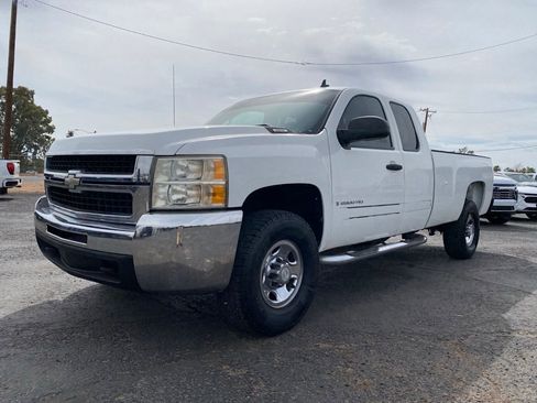 Used 2007 Chevrolet Silverado 2500 LT RWD image 2