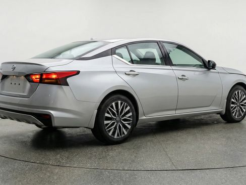 Used 2025 Nissan Altima 2.5 SV FWD image 9
