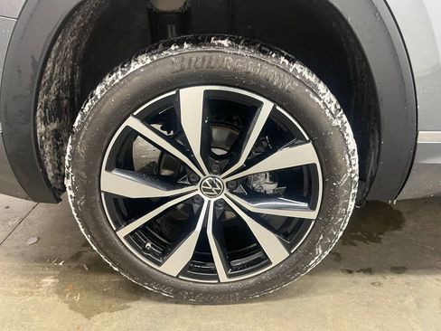 Certified 2025 Volkswagen Atlas SEL Premium R-Line image 32