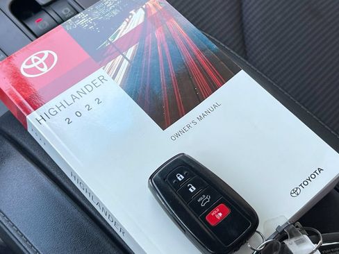 Used 2022 Toyota Highlander LE FWD image 12