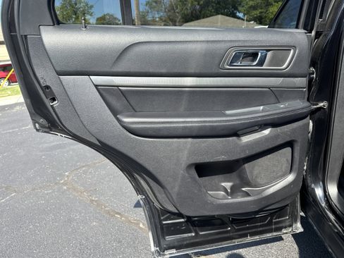 Used 2018 Ford Explorer XLT w/ Equipment Group 202A image 9