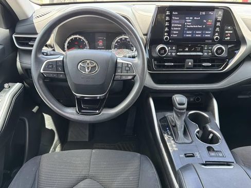 Used 2021 Toyota Highlander L FWD image 22