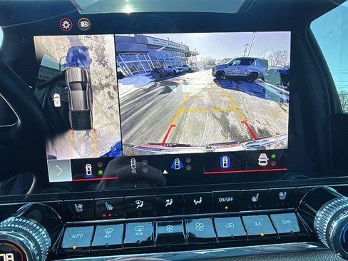 Used 2023 GMC Canyon Denali image 12