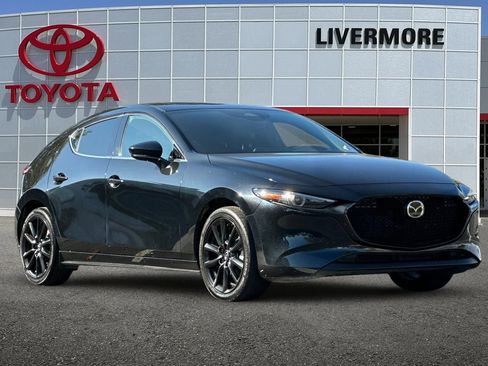 Used 2025 MAZDA MAZDA3 2.5 S Hatchback w/ Premium Pkg image 2