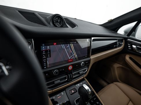 Certified 2026 Porsche Macan AWD/4WD image 15
