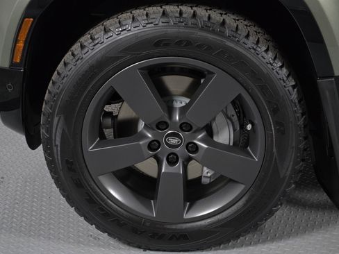 New 2025 Land Rover Defender 90 X-Dynamic SE image 9